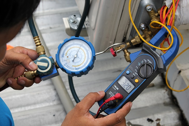 Điều hòa bị dơ cần nạp gas vào dàn nóng